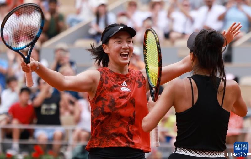 法网女双决赛:王欣瑜/谢淑薇夺冠