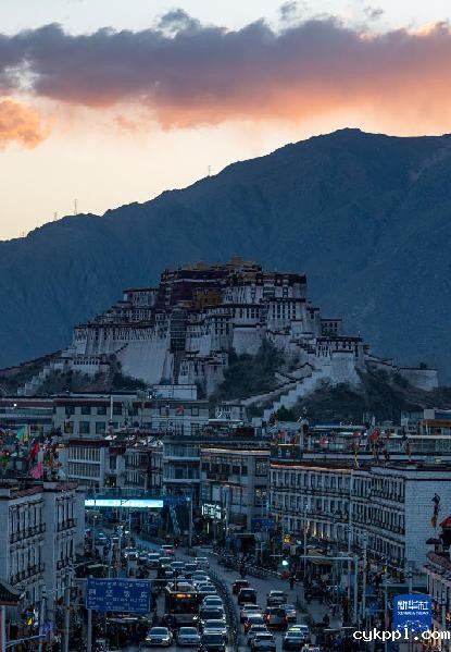 新华全媒+丨拉萨：漫步日光城