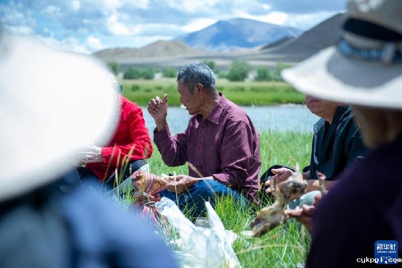 久美老人:西藏高海拔青稞田里的“守望者”