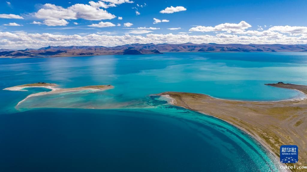 西藏阿里：瑰丽的大地与湖泊