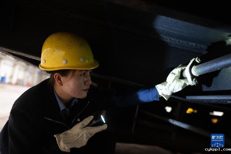 新华全媒+丨青藏铁路上的巾帼养护师