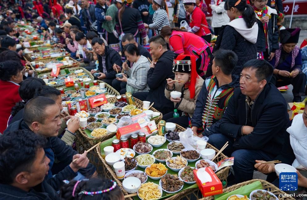 云南绿春:长街古宴迎来客