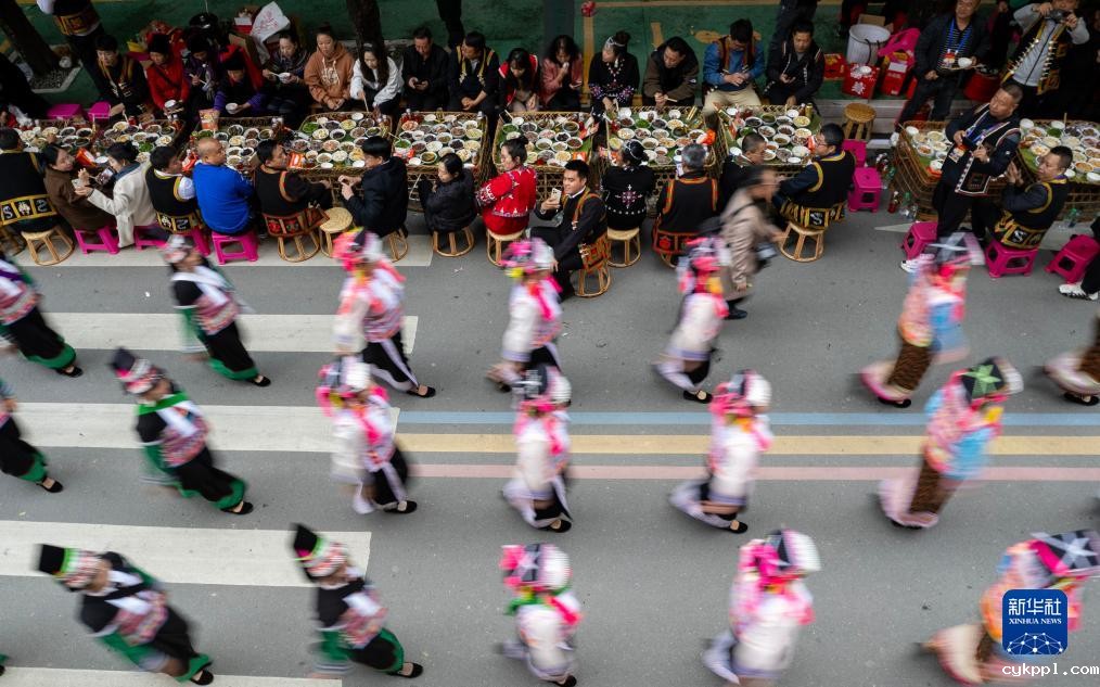 云南绿春:长街古宴迎来客