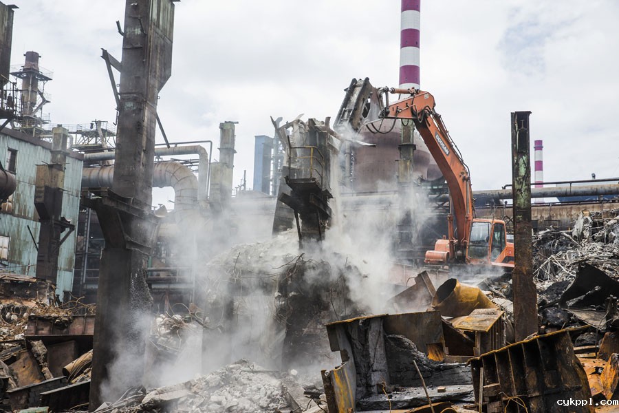 钢铁巨人从“瘦身”到“智造”
