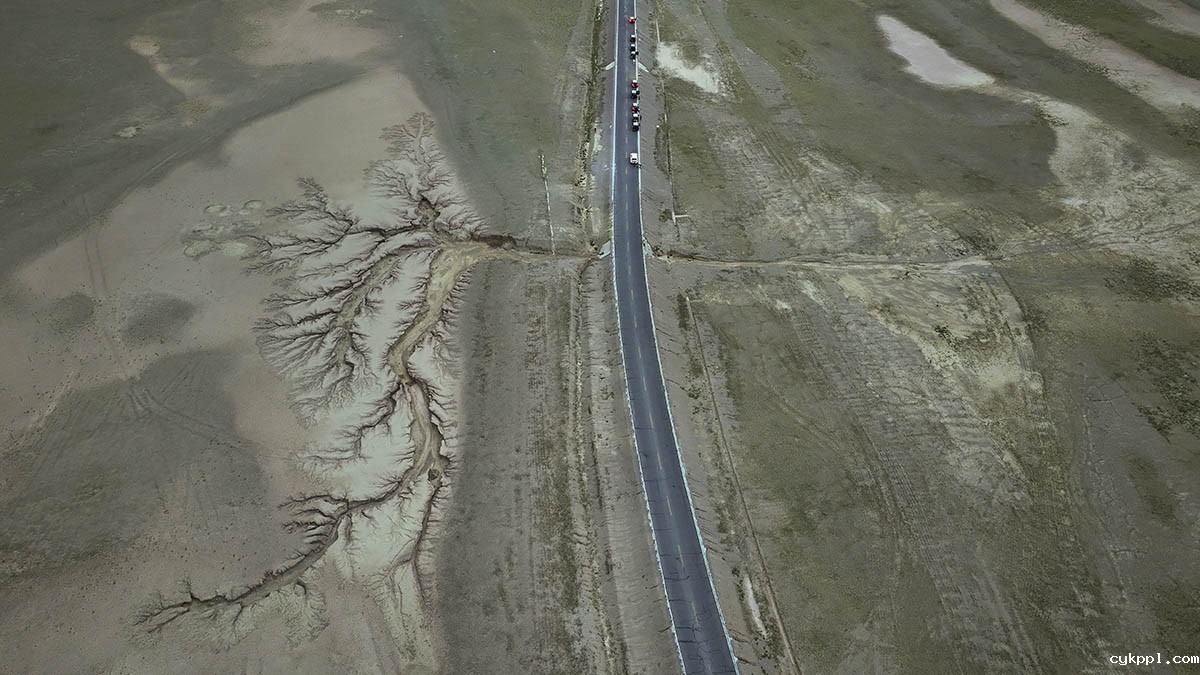 西藏那曲：高山流水雕刻“大地之树”奇景