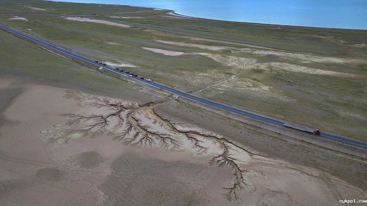 西藏那曲：高山流水雕刻“大地之树”奇景