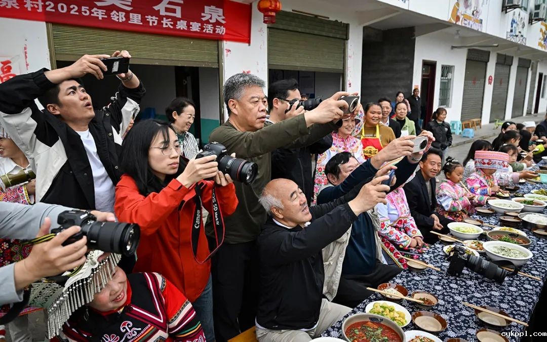 65名川渝新闻摄影人齐聚重庆綦江 用镜头见证发展与协作