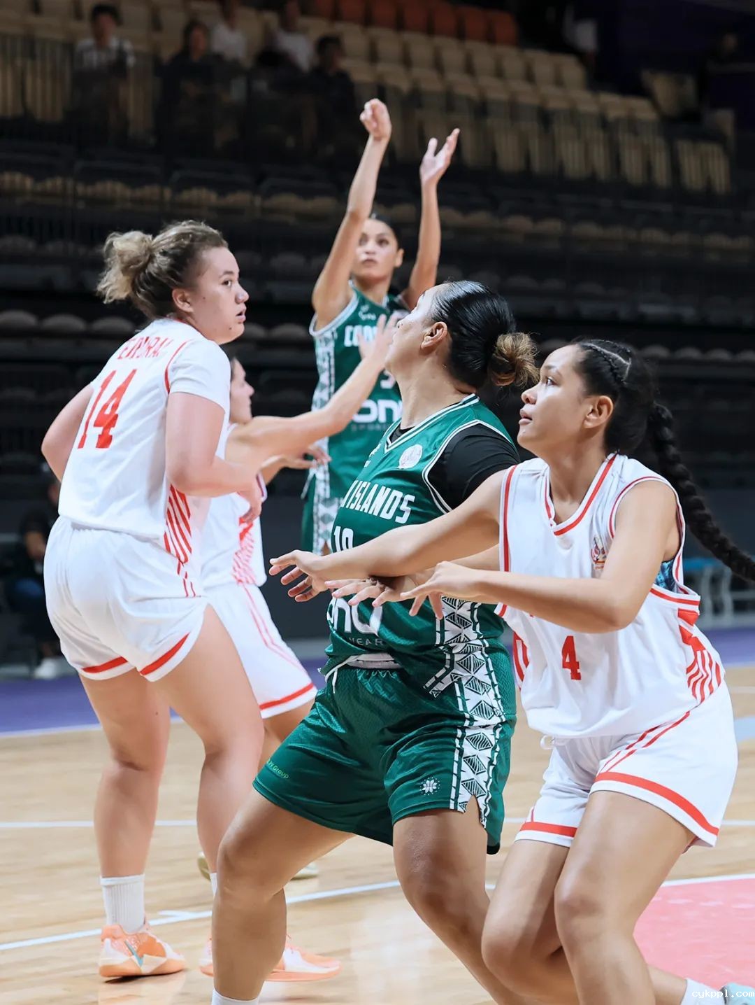 女篮亚洲杯：打球亲姐妹，上场母女兵——库克群岛队中的亲情队员