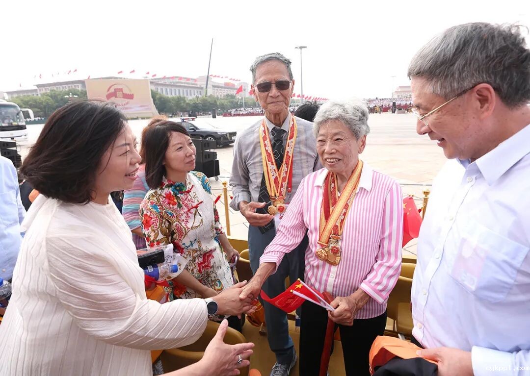 胜利日！阅兵场也是新闻摄影记者的战场