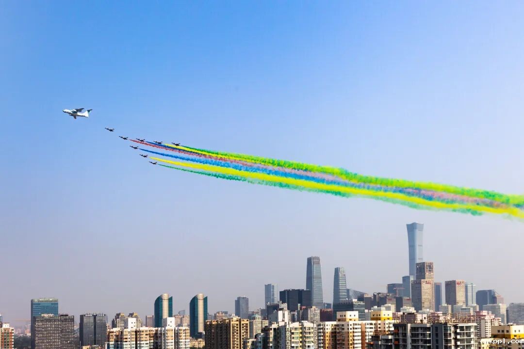 十年四赴阅兵场，今朝现场记辉煌！