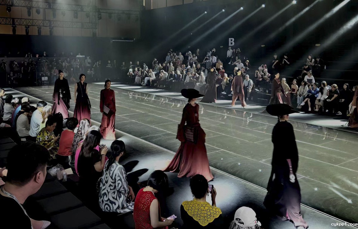 北京时装周：光影与艺术交融的盛宴