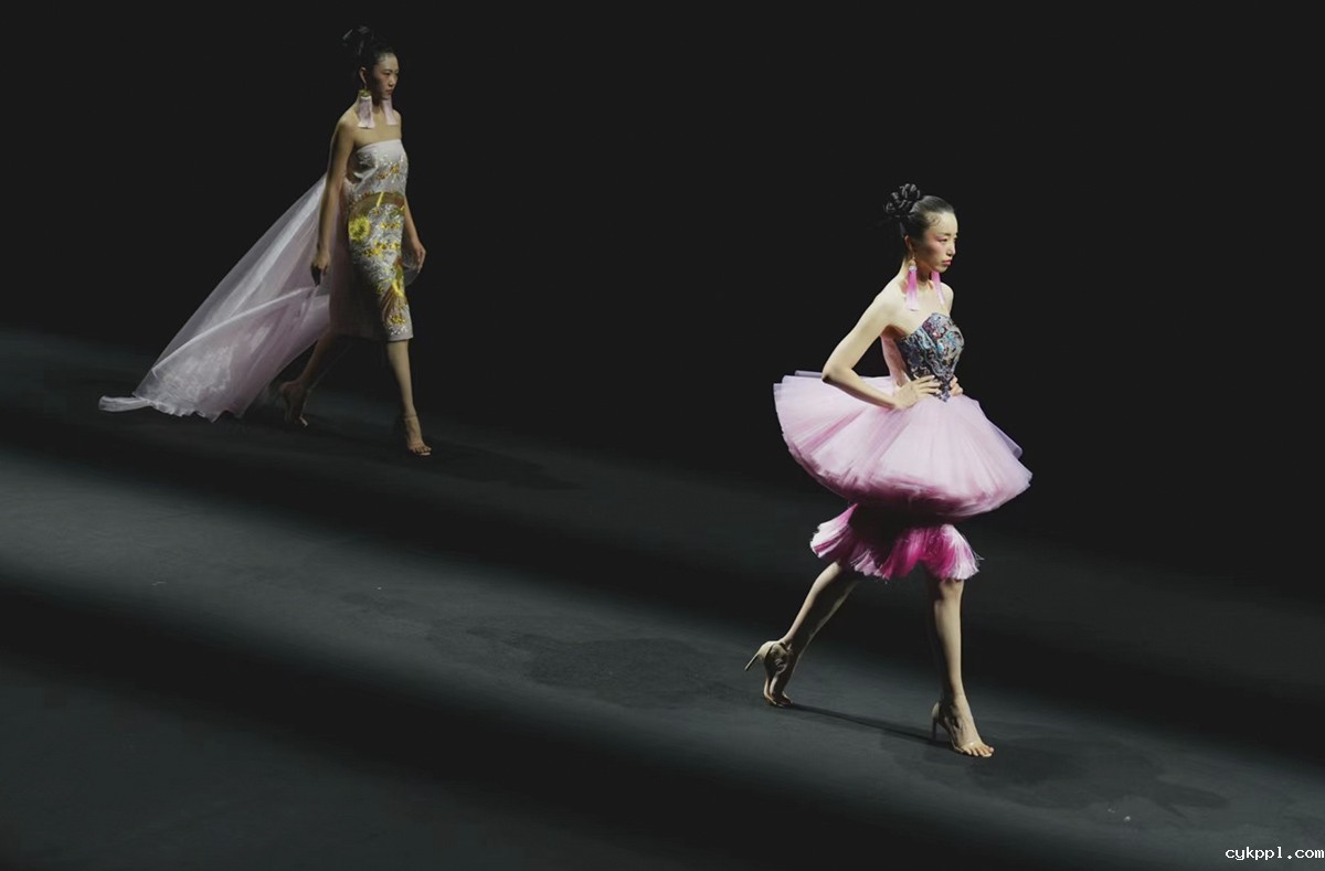 北京时装周：光影与艺术交融的盛宴