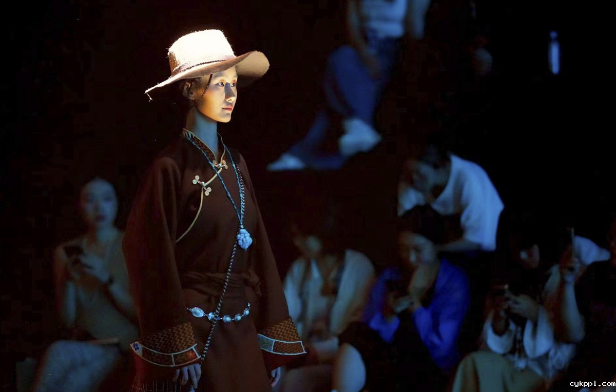 北京时装周：光影与艺术交融的盛宴