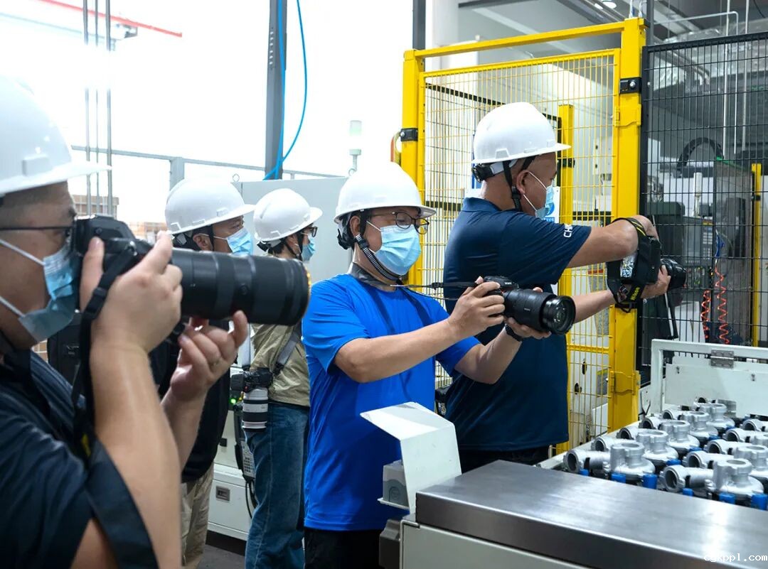 用“理论强基+案例研讨+实践淬炼”强“四力”