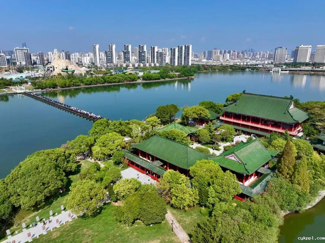 祖国的生日，人民的节日！新闻摄影记者用镜头记录这盛世繁华