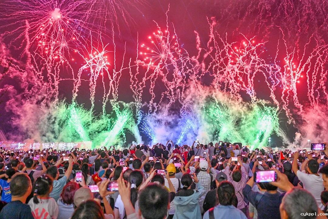 祖国的生日，人民的节日！新闻摄影记者用镜头记录这盛世繁华