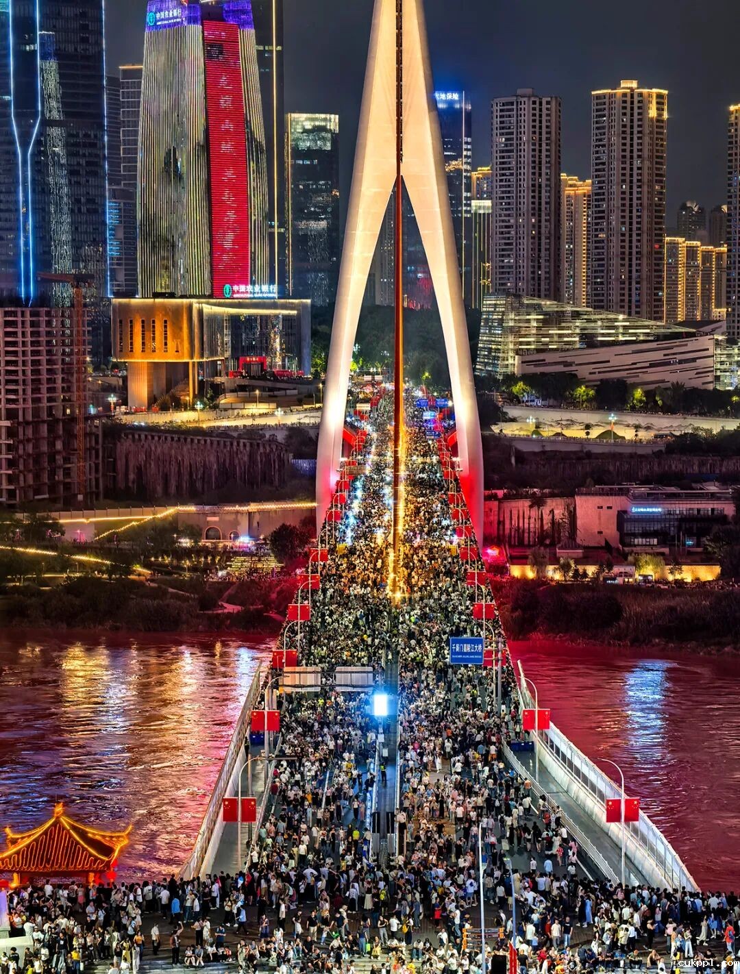 祖国的生日，人民的节日！新闻摄影记者用镜头记录这盛世繁华