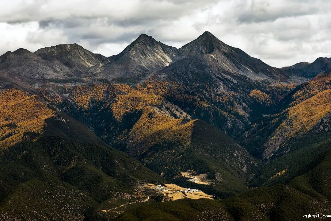 甘孜乡城：“活态”传统村落赋能乡村振兴