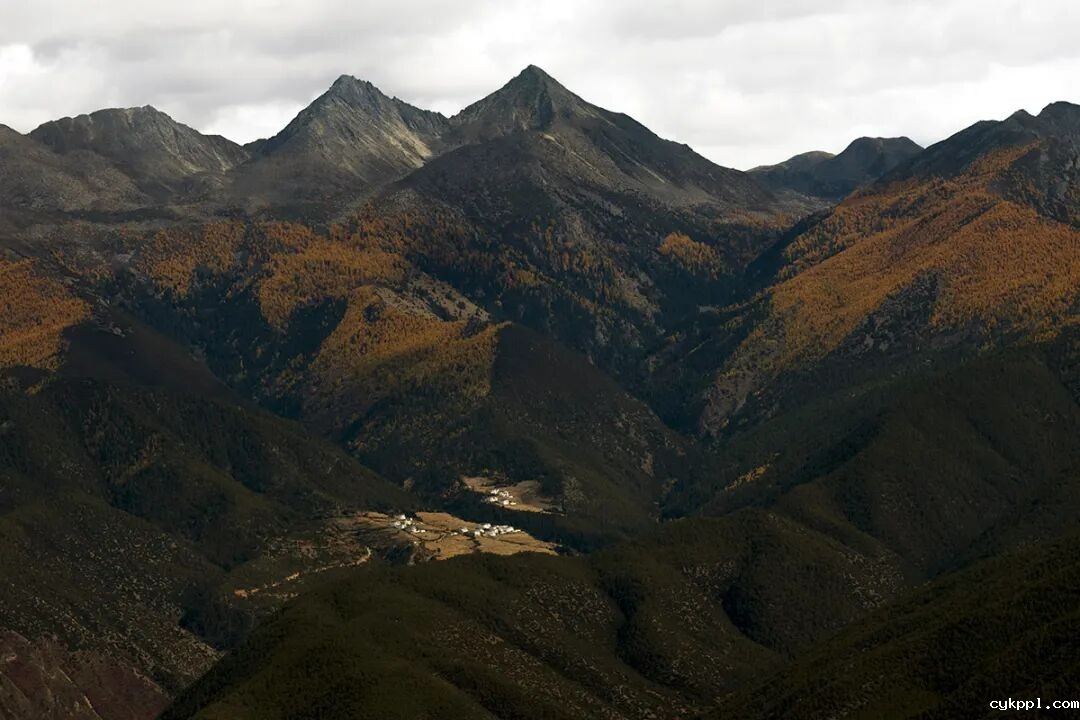 甘孜乡城：“活态”传统村落赋能乡村振兴