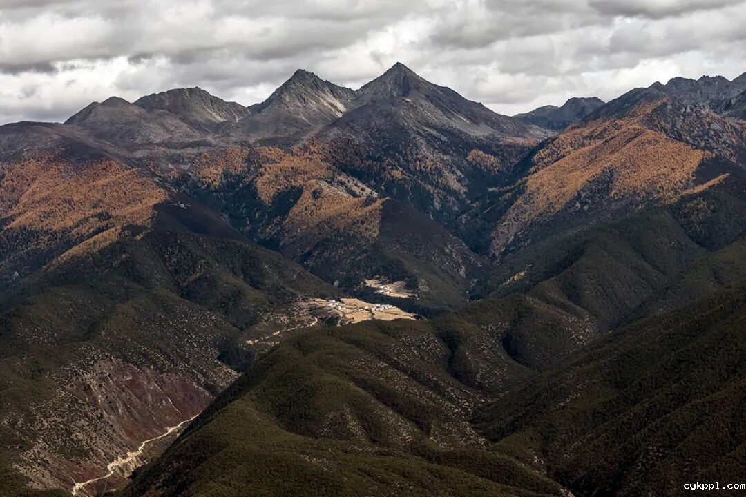 甘孜乡城：“活态”传统村落赋能乡村振兴