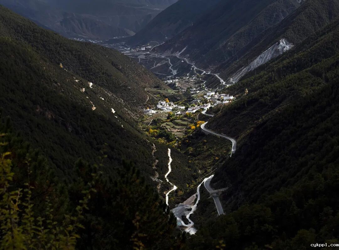 甘孜乡城：“活态”传统村落赋能乡村振兴