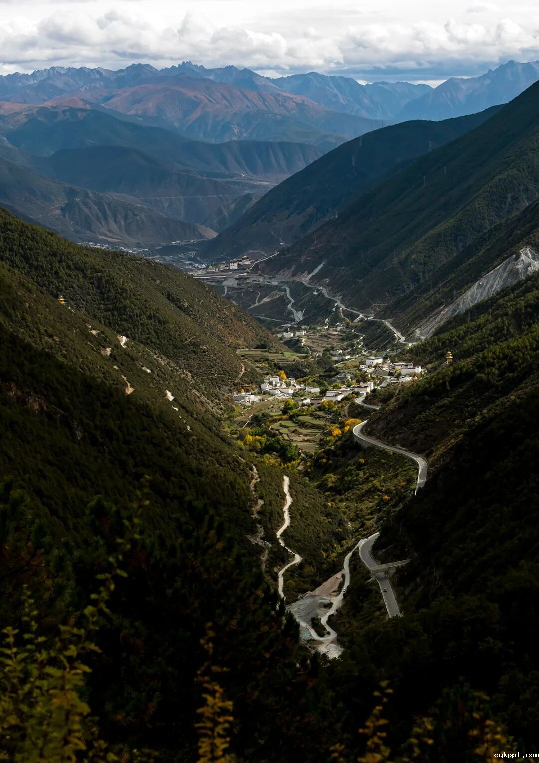 甘孜乡城：“活态”传统村落赋能乡村振兴
