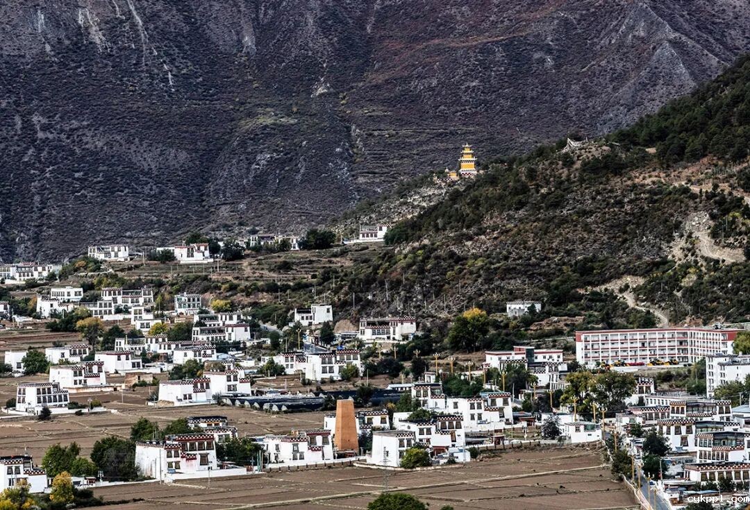 甘孜乡城：“活态”传统村落赋能乡村振兴