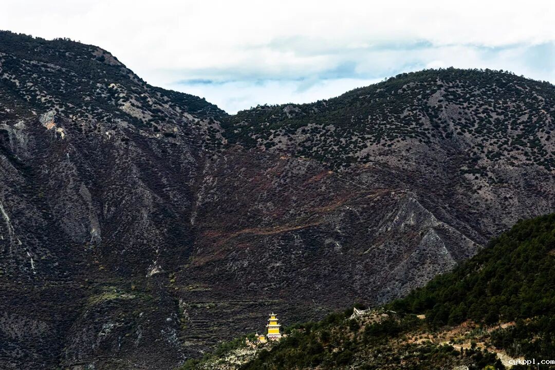 甘孜乡城：“活态”传统村落赋能乡村振兴