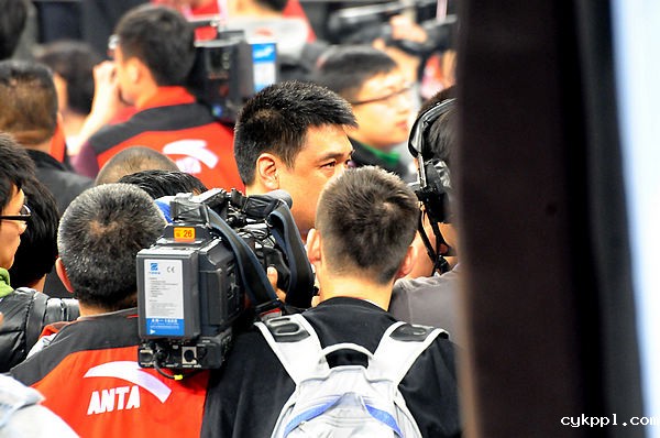 北京金偶队教练闵鹿蕾接受记者采访