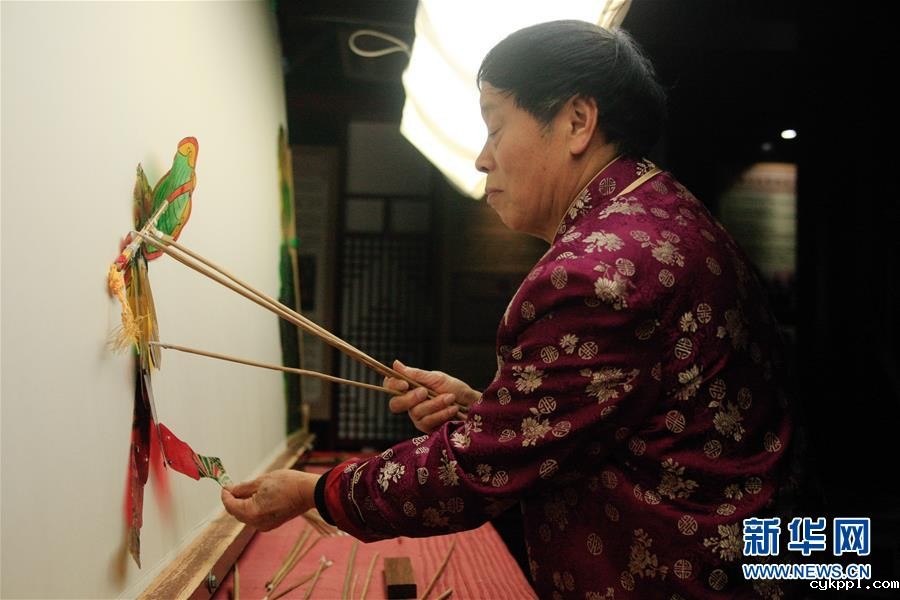 “隔帐陈述千古事，灯下挥舞鼓乐声”——“守艺人”张坤荣的皮影人生