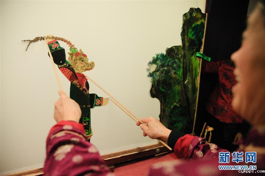 “隔帐陈述千古事，灯下挥舞鼓乐声”——“守艺人”张坤荣的皮影人生