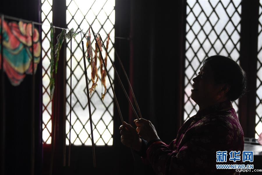 “隔帐陈述千古事，灯下挥舞鼓乐声”——“守艺人”张坤荣的皮影人生