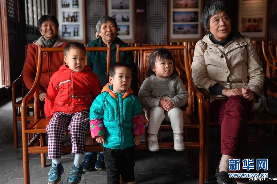 “隔帐陈述千古事，灯下挥舞鼓乐声”——“守艺人”张坤荣的皮影人生