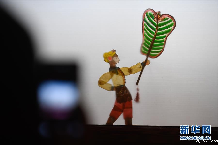 “隔帐陈述千古事，灯下挥舞鼓乐声”——“守艺人”张坤荣的皮影人生