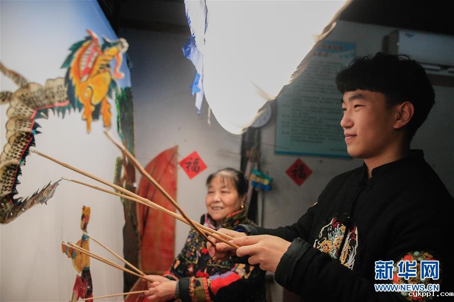 “隔帐陈述千古事，灯下挥舞鼓乐声”——“守艺人”张坤荣的皮影人生