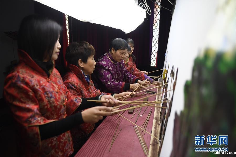 “隔帐陈述千古事，灯下挥舞鼓乐声”——“守艺人”张坤荣的皮影人生