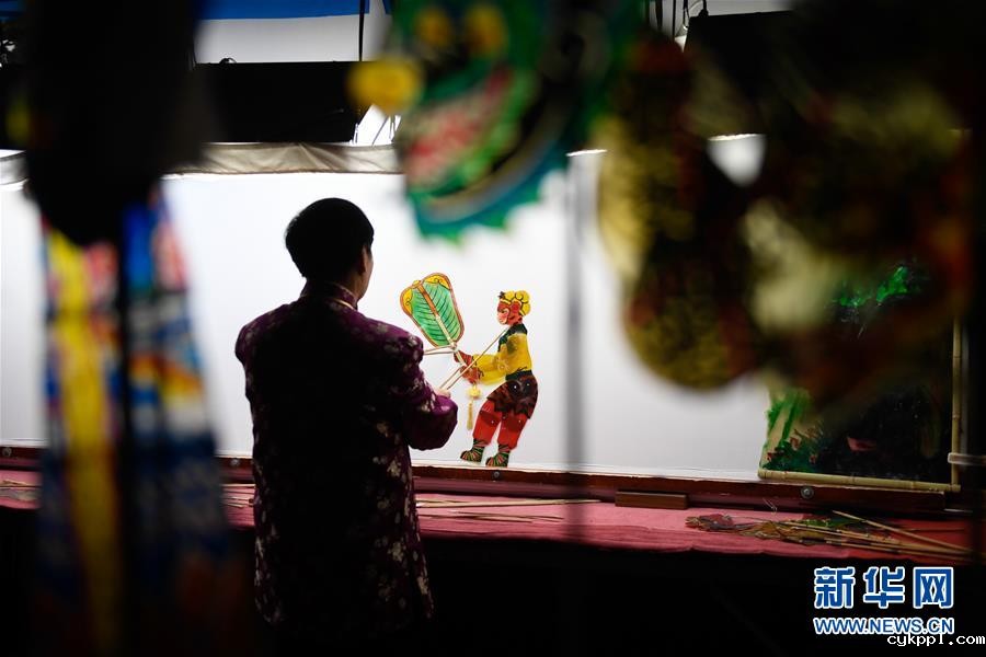 “隔帐陈述千古事，灯下挥舞鼓乐声”——“守艺人”张坤荣的皮影人生