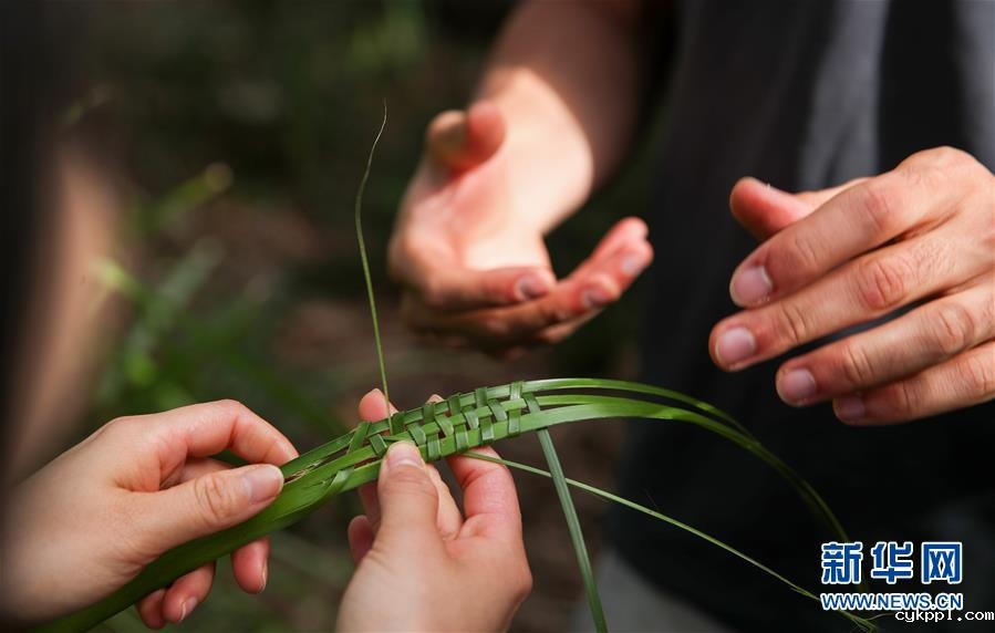 繁华都市中的原住民文化守望者