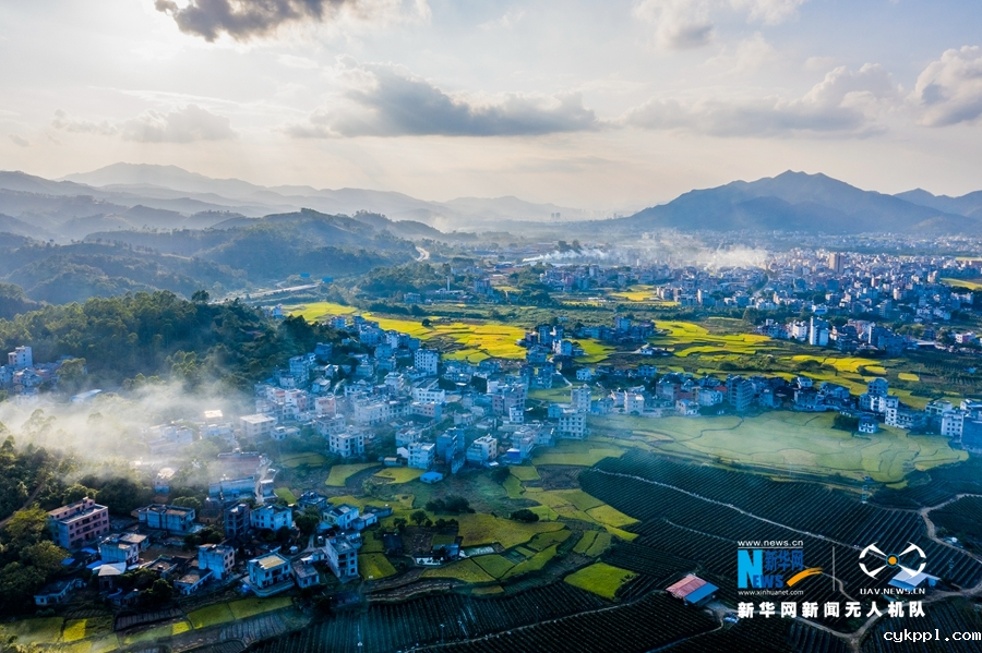 广西岑溪：青山环抱乡村如画