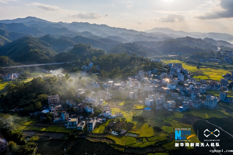 广西岑溪：青山环抱乡村如画