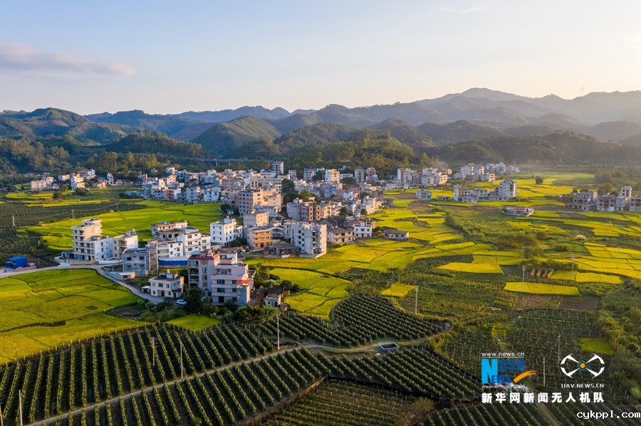 广西岑溪：青山环抱乡村如画