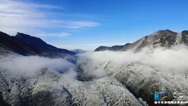 【“飞阅”中国】雪后十八里长峡 半山皑皑半山红