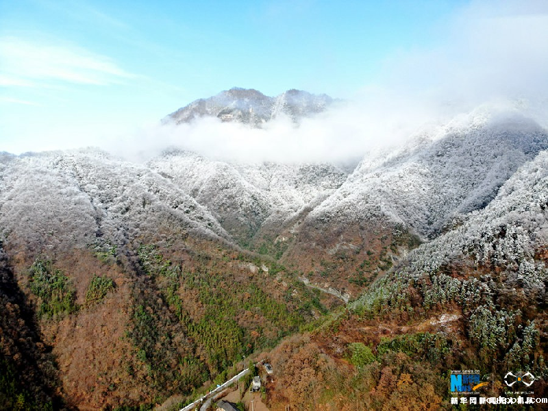 【“飞阅”中国】雪后十八里长峡 半山皑皑半山红