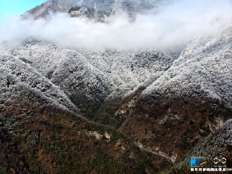 【“飞阅”中国】雪后十八里长峡 半山皑皑半山红