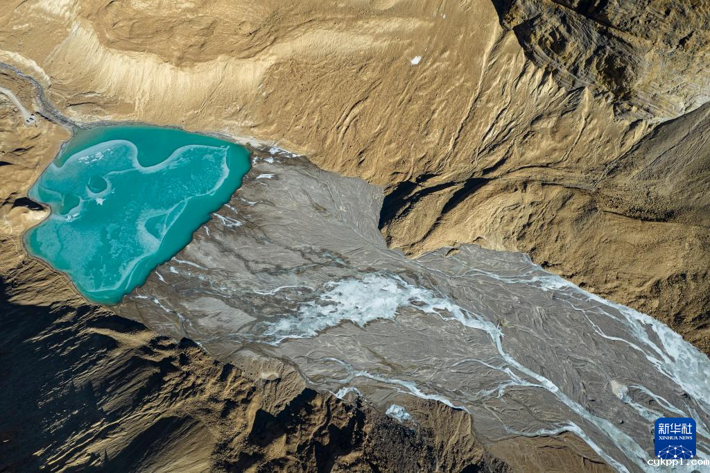 无人机鸟瞰神秘的曲登尼玛冰川
