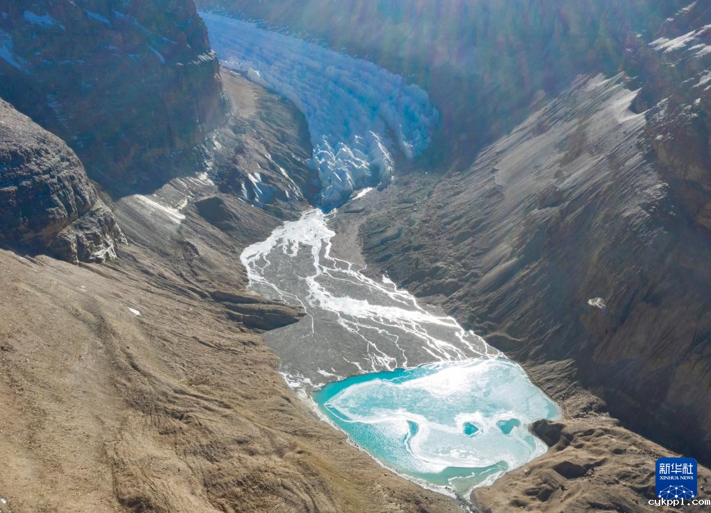 无人机鸟瞰神秘的曲登尼玛冰川