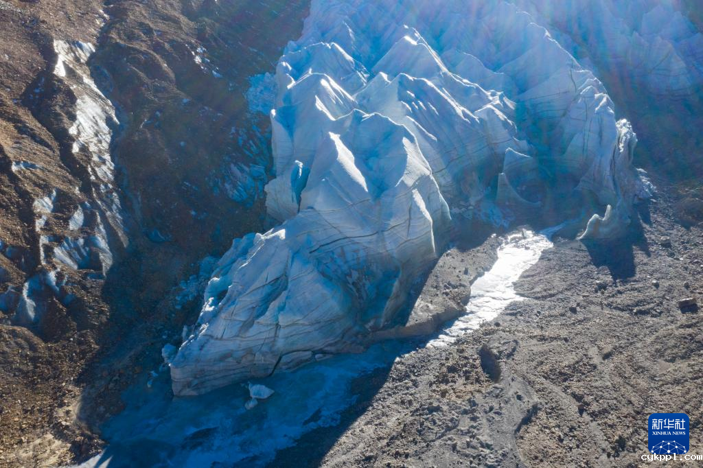 无人机鸟瞰神秘的曲登尼玛冰川