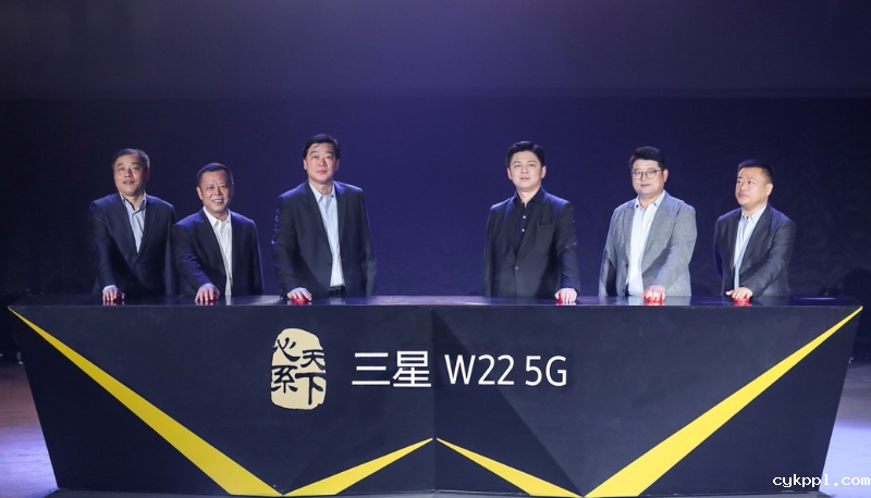 三星W22 5G搭载7.6英寸屏下摄像折叠屏