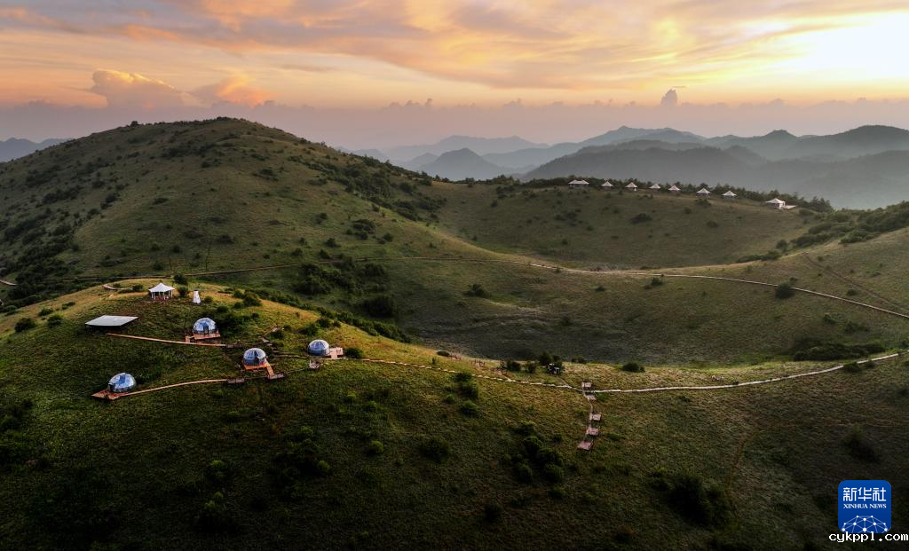 无人机航拍巴山大草原 神奇瑰丽宛若巨幅油画
