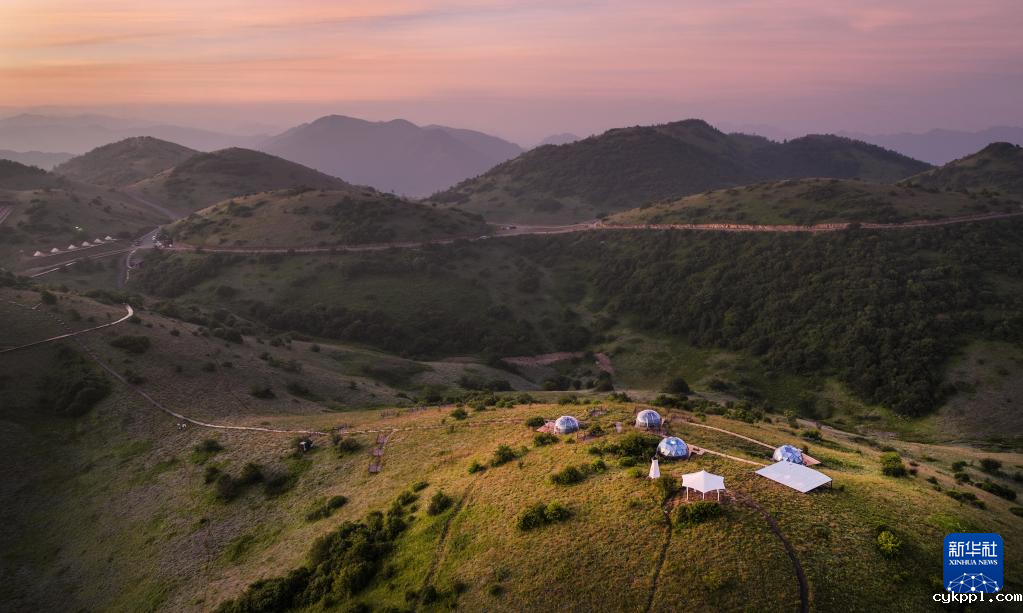 无人机航拍巴山大草原 神奇瑰丽宛若巨幅油画
